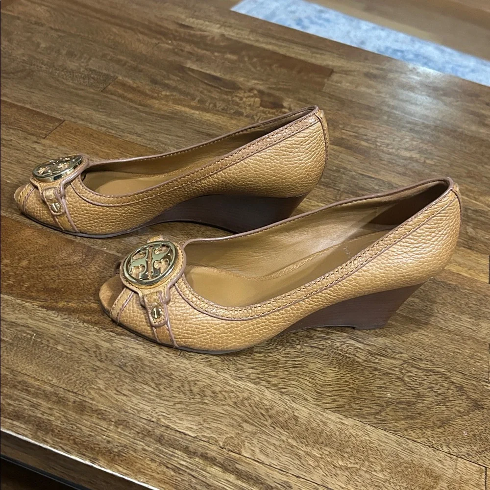 Tory Burch Leticia Peep Toe Leather Wedge Pumps Size 7